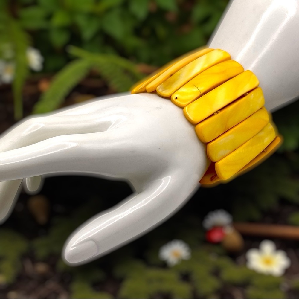 Chunky Vintage Bold Yellow Dyed Mother of Pearl Shell Stretch Statement Bracelet